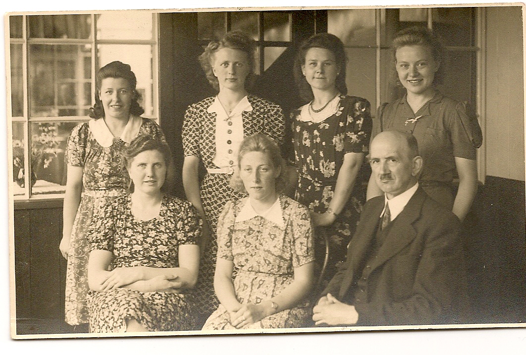 Heemaf Hengelo 1940 met Maria Holl (rechts achterin)